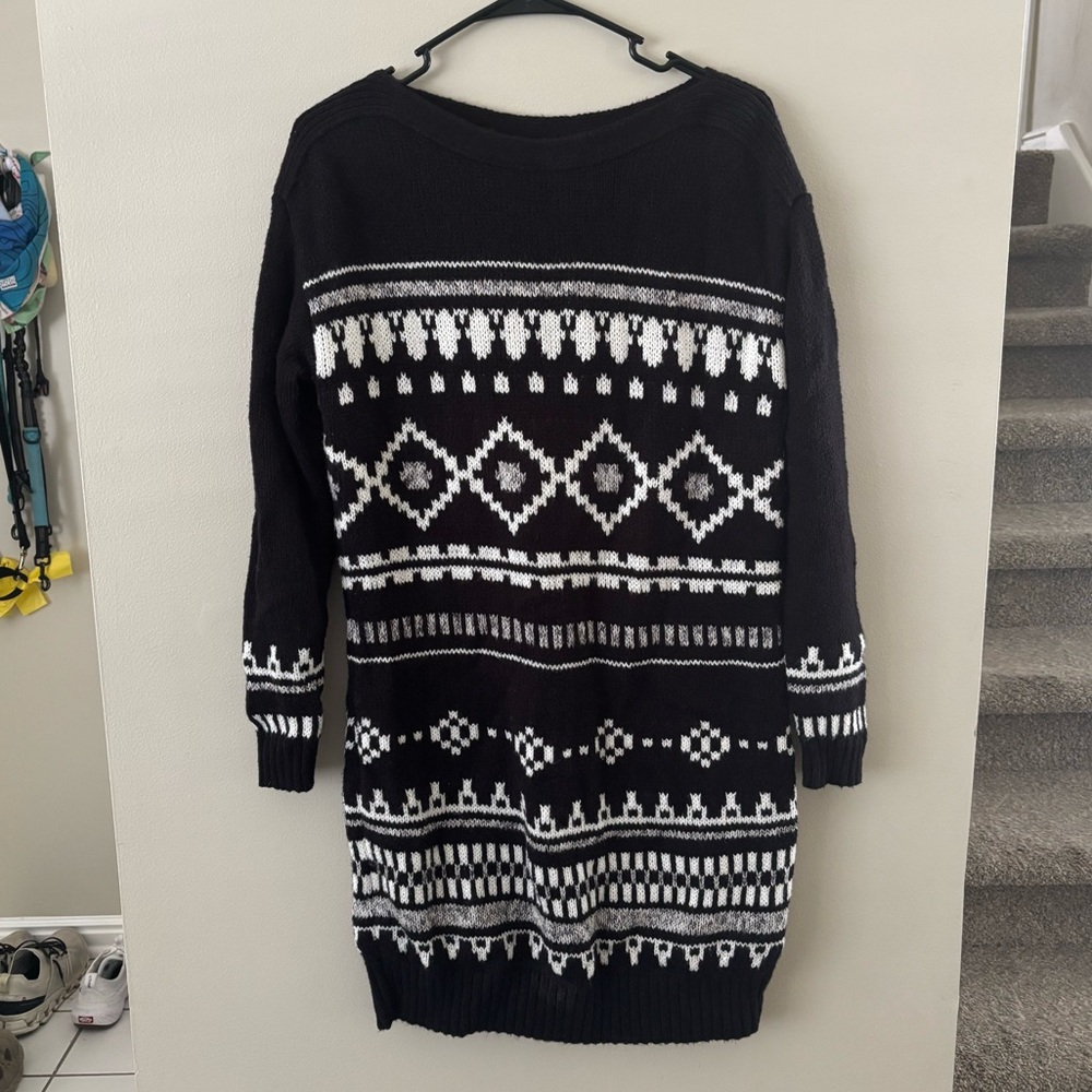 Old Navy Black and White Knit Sweater